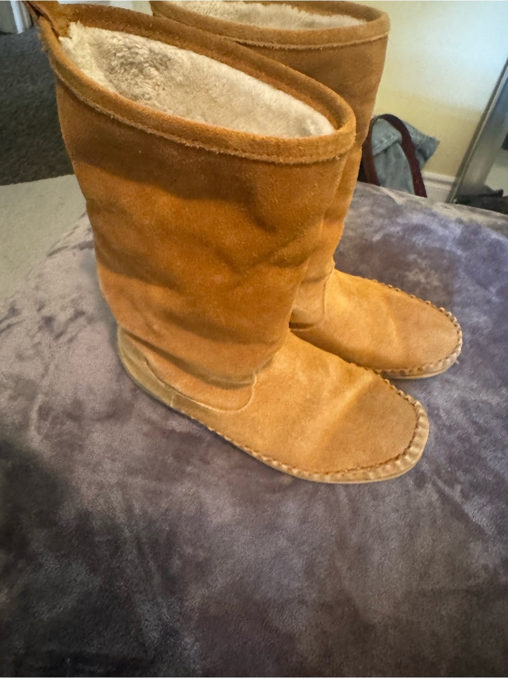 Cozy Shearling-Lined Women's Slippers in Tan